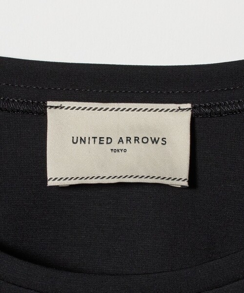 UNITED ARROWS(ユナイテッドアローズ)の「エンブロイダリーフラワー ショルダーコンビ カットソー(Tシャツ/カットソー・レディース・ホワイト/ブラック・FREE)」の9枚目の写真