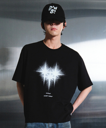 DWSE（ディーダブリューエスイー）の「ダージリン グラフィック Tシャツ(ブラック)（Tシャツ/カットソー）」