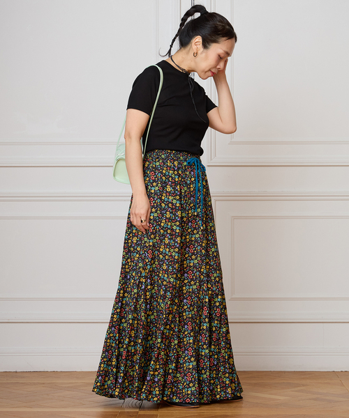 IENA LA BOUCLE（イエナラブークル）の「IENA LA BOUCLE Flower プリントスカート（スカート・レディース・ブラック系その他・36/38）」の2枚目の写真