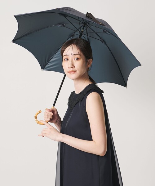 UNITED ARROWS(ユナイテッドアローズ)の「無地 晴雨兼用 長傘(長傘・レディース・オリーブ/ベージュ/ダークグレー・FREE)」の4枚目の写真