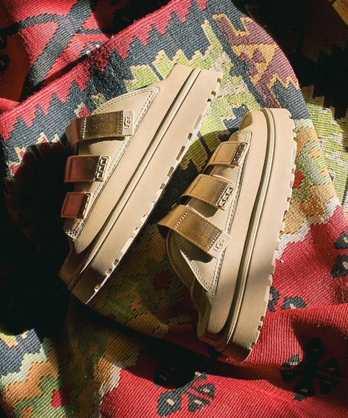 UGG(アグ)の「(UGG)W GOLDENGLOW SLIDE(サンダル・レディース・ベージュ/パープル/ブラック・25cm/23cm/24cm)」の1枚目の写真