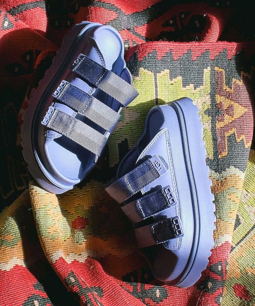 UGG(アグ)の「(UGG)W GOLDENGLOW SLIDE(サンダル・レディース・ベージュ/パープル/ブラック・25cm/23cm/24cm)」の3枚目の写真