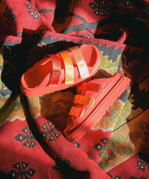 UGG(アグ)の「(UGG)W GOLDENGLOW SLIDE(サンダル・レディース・ベージュ/パープル/ブラック/レッド・25cm/23cm/24cm)」の4枚目の写真