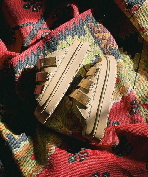 UGG(アグ)の「(UGG)W GOLDENGLOW SLIDE(サンダル・レディース・ベージュ/パープル/ブラック・25cm/23cm/24cm)」の5枚目の写真