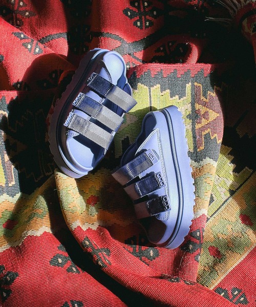 UGG(アグ)の「(UGG)W GOLDENGLOW SLIDE(サンダル・レディース・ベージュ/パープル/ブラック・25cm/23cm/24cm)」の6枚目の写真