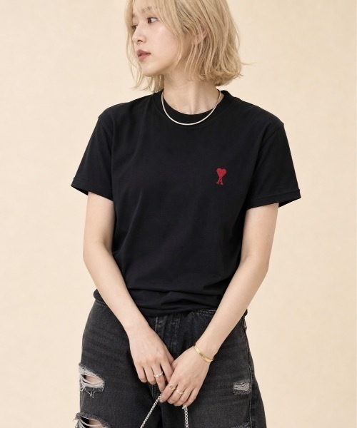 AMI Alexandre Mattiussi(アミアレクサンドルマテュッシ)の「AMI PARIS / AMI SMALL HEART LOGO HALF T-SHIRTS / BFUTS001-724(Tシャツ/カットソー・レディース・ブラック/ホワイト・MEDIUM/LARGE/X-LARGE/SMALL)」の2枚目の写真