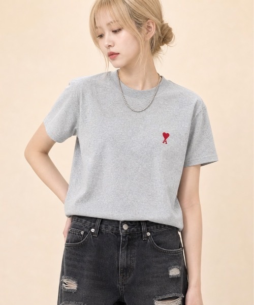 AMI Alexandre Mattiussi(アミアレクサンドルマテュッシ)の「AMI PARIS / AMI SMALL HEART LOGO HALF T-SHIRTS / BFUTS001-724(Tシャツ/カットソー・レディース・ブラック/ホワイト・MEDIUM/LARGE/X-LARGE/SMALL)」の5枚目の写真