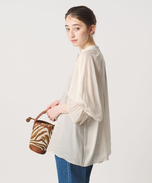 UNITED ARROWS(ユナイテッドアローズ)の「ラミー スキッパー Vネック ブラウス ‐ウォッシャブル‐(シャツ/ブラウス・レディース・その他2/イエロー/ネイビー・FREE)」の8枚目の写真