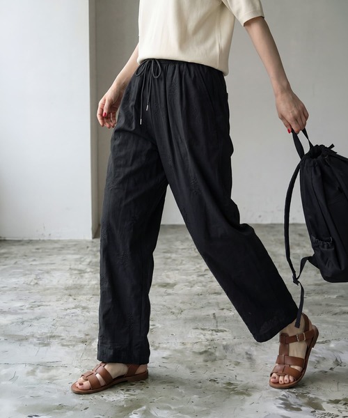 STYLE DELI(スタイルデリ)の「【BLK001】刺繍タックイージーパンツ(その他パンツ・レディース・ブラック・FREE)」の1枚目の写真