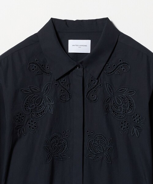 UNITED ARROWS(ユナイテッドアローズ)の「カットワーク シャツワンピース(ワンピース・レディース・オフホワイト/ネイビー・FREE)」の20枚目の写真