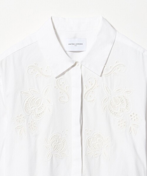 UNITED ARROWS(ユナイテッドアローズ)の「カットワーク シャツワンピース(ワンピース・レディース・オフホワイト/ネイビー・FREE)」の4枚目の写真