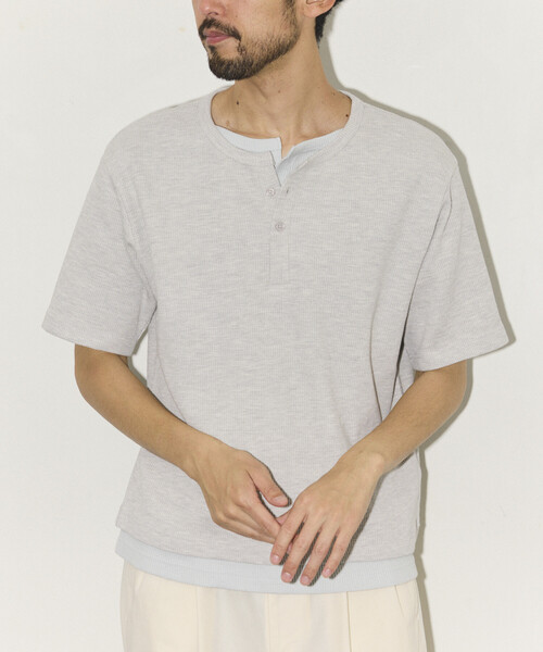 FREAK'S STORE(フリークスストア)の「ワッフル フェイクレイヤード ヘンリーネック Tシャツ(Tシャツ/カットソー・メンズ・チャコールグレー/ライトグレー/ブラウン・SMALL/MEDIUM/LARGE)」の7枚目の写真