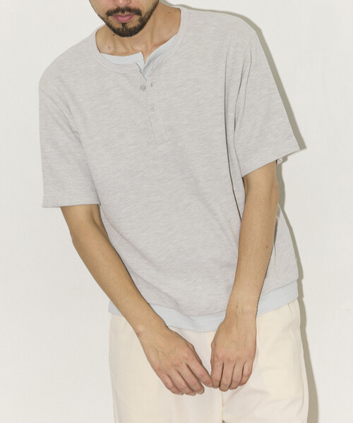 FREAK'S STORE(フリークスストア)の「ワッフル フェイクレイヤード ヘンリーネック Tシャツ(Tシャツ/カットソー・メンズ・チャコールグレー/ライトグレー/ブラウン・SMALL/MEDIUM/LARGE)」の8枚目の写真