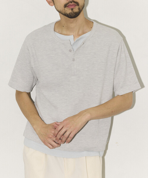 FREAK'S STORE(フリークスストア)の「ワッフル フェイクレイヤード ヘンリーネック Tシャツ(Tシャツ/カットソー・メンズ・チャコールグレー/ライトグレー/ブラウン・SMALL/MEDIUM/LARGE)」の6枚目の写真