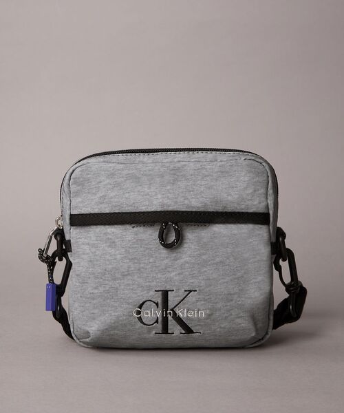 Calvin Klein(カルバン・クライン)の「クロスボディバッグ - ボールドヘザースクエアクロスボディバッグ(ショルダーバッグ・メンズ・グレー・FREE)」の1枚目の写真