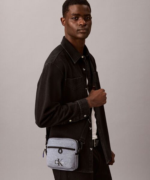 Calvin Klein(カルバン・クライン)の「クロスボディバッグ - ボールドヘザースクエアクロスボディバッグ(ショルダーバッグ・メンズ・グレー・FREE)」の2枚目の写真