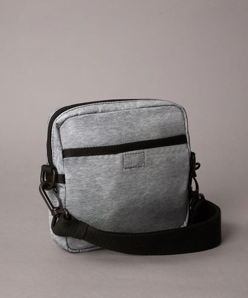 Calvin Klein(カルバン・クライン)の「クロスボディバッグ - ボールドヘザースクエアクロスボディバッグ(ショルダーバッグ・メンズ・グレー・FREE)」の3枚目の写真
