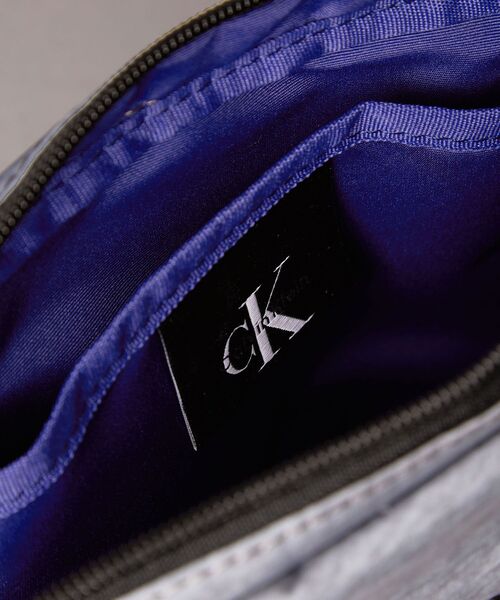 Calvin Klein(カルバン・クライン)の「クロスボディバッグ - ボールドヘザースクエアクロスボディバッグ(ショルダーバッグ・メンズ・グレー・FREE)」の4枚目の写真