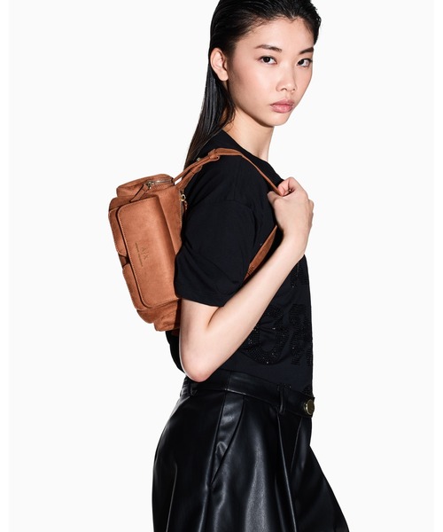 ARMANI EXCHANGE(アルマーニエクスチェンジ)の「【A|X アルマーニ エクスチェンジ】AXロゴ スエードタッチ マルチポケット ワンハンドルバッグ(ハンドバッグ・レディース・キャメル・FREE)」の1枚目の写真