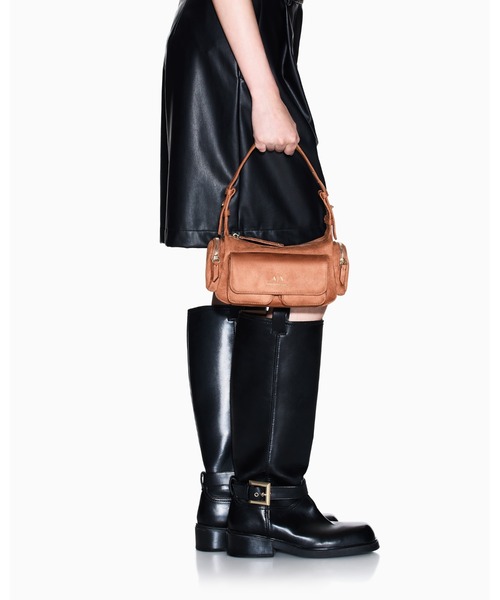 ARMANI EXCHANGE(アルマーニエクスチェンジ)の「【A|X アルマーニ エクスチェンジ】AXロゴ スエードタッチ マルチポケット ワンハンドルバッグ(ハンドバッグ・レディース・キャメル・FREE)」の7枚目の写真