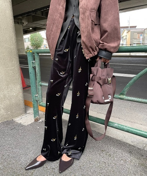 AIC.(エーアイシー)の「エンブロイダリーベロアイージーパンツ/セットアップ可能(その他パンツ・レディース・ブラウン/ブラック・FREE)」の3枚目の写真