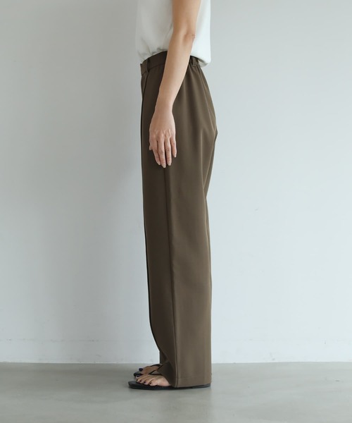 STYLE DELI(スタイルデリ)の「スムースジャージーピンタックストレートパンツ(スラックス・レディース・ブラック/カーキ・02/01)」の3枚目の写真