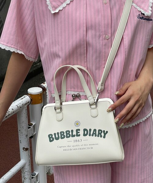 HELLO.SANFRANCISCO(ハローサンフランシスコ)の「【HELLO.SANFRANCISCO/ハローサンフランシスコ】マーガレットロゴがま口ショルダー(トートバッグ・レディース・ホワイト/ブルー・ONE SIZE)」の3枚目の写真