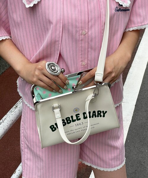 HELLO.SANFRANCISCO(ハローサンフランシスコ)の「【HELLO.SANFRANCISCO/ハローサンフランシスコ】マーガレットロゴがま口ショルダー(トートバッグ・レディース・ホワイト/ブルー・ONE SIZE)」の4枚目の写真