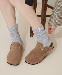 大人の足元に抜け感をプラスするスエードサンダル
