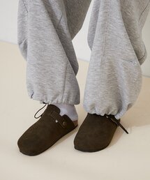 大人の足元に抜け感をプラスするスエードサンダル