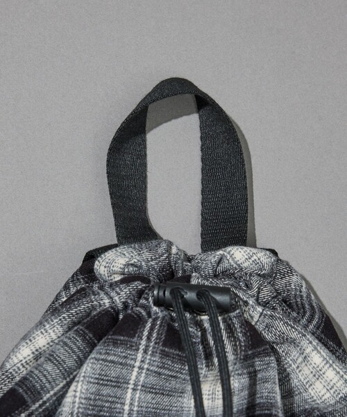 FREAK'S STORE(フリークスストア)の「UMBRO/アンブロ SP Packable Flannel Mini Bag/別注 パッカブル フランネル ミニバッグ/ナップサック型(バックパック/リュック・メンズ・ベージュ/ネイビー/ブラウン/ブラック・ONE SIZE)」の7枚目の写真