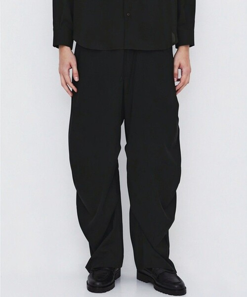 UNITED TOKYO(ユナイテッドトウキョウ)の「【新作】WOOL NYLON RIPSTOP ワイドパラシュートパンツ |撥水/軽量/防汚/通気性/防臭/耐久/シワ防止(その他パンツ・メンズ・カーキ/ブラック・2/1)」の2枚目の写真