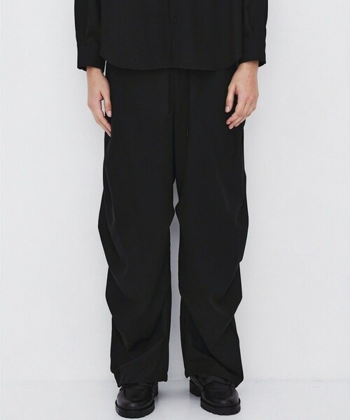 UNITED TOKYO(ユナイテッドトウキョウ)の「【新作】WOOL NYLON RIPSTOP ワイドパラシュートパンツ |撥水/軽量/防汚/通気性/防臭/耐久/シワ防止(その他パンツ・メンズ・カーキ/ブラック・2/1)」の8枚目の写真