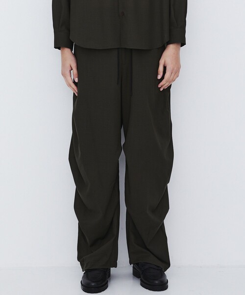 UNITED TOKYO(ユナイテッドトウキョウ)の「【新作】WOOL NYLON RIPSTOP ワイドパラシュートパンツ |撥水/軽量/防汚/通気性/防臭/耐久/シワ防止(その他パンツ・メンズ・カーキ/ブラック・2/1)」の12枚目の写真