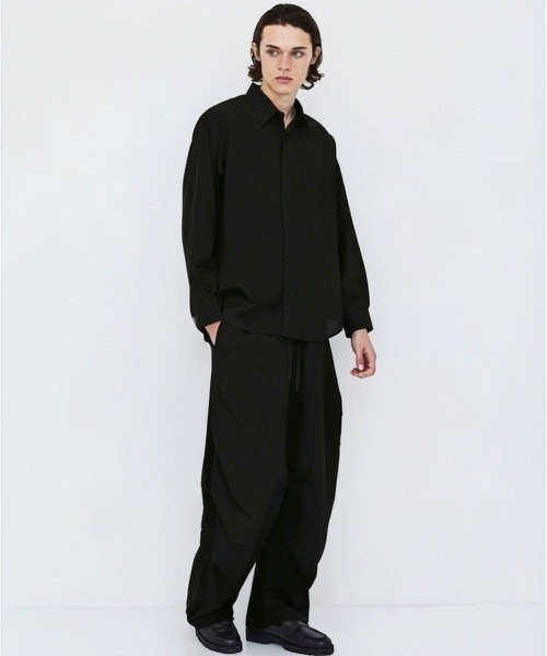UNITED TOKYO(ユナイテッドトウキョウ)の「【新作】WOOL NYLON RIPSTOP ワイドパラシュートパンツ |撥水/軽量/防汚/通気性/防臭/耐久/シワ防止(その他パンツ・メンズ・カーキ/ブラック・2/1)」の5枚目の写真