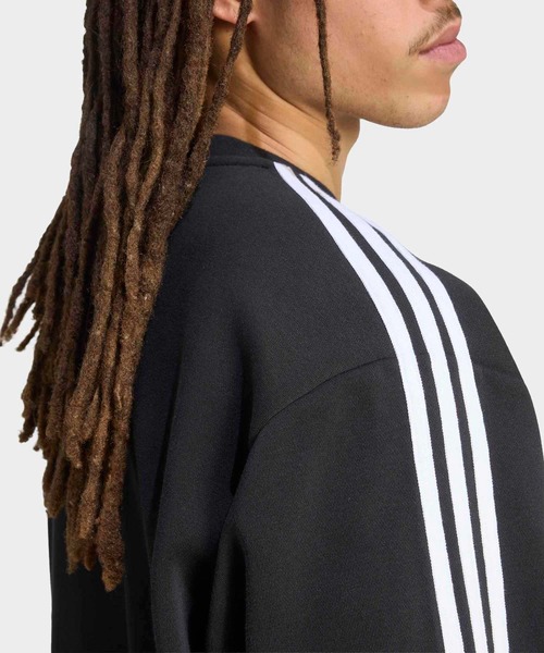 adidas(アディダス)の「アディカラー スリーストライプス オーバーサイズ クルーネック / トレーナー / アディダスオリジナルス adidas Originals(スウェット・メンズ・ブラック・LARGE/3XL/X-LARGE/SMALL/MEDIUM/XX-LARGE)」の3枚目の写真