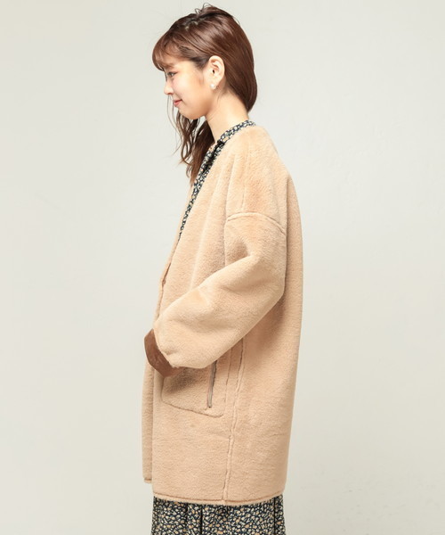 natural couture(ナチュラルクチュール)の「フェイクムートンリバーシブルコート(ムートンコート・レディース・アイボリー/ライトグレー/キャメル/ピンクベージュ・FREE)」の8枚目の写真