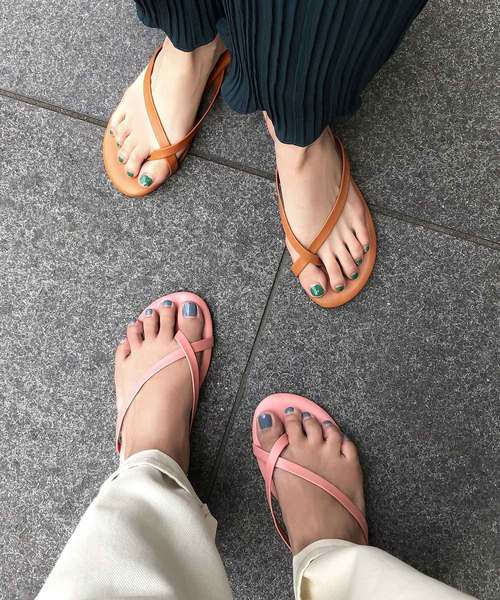 KOBE LETTUCE（コウベレタス）の「シンプルクロストングフラットサンダル（サンダル・レディース・ネイビー/ゴールド/ブラック/ブルー/ピンク/キャメル・M/L）」の16枚目の写真