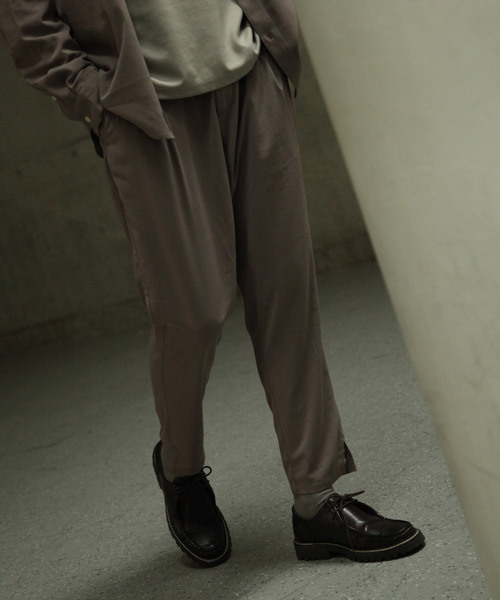 NILWAY（ニルウェイ）の「ドレープポリトロ裾スリットテーパードパンツ（その他パンツ・メンズ・ブラック/ベージュ/ブラウン/ブラック系その他/ベージュ系その他/レッド系その他/グレイッシュベージュ/アイボリー・MEDIUM/LARGE/X-LARGE）」の17枚目の写真