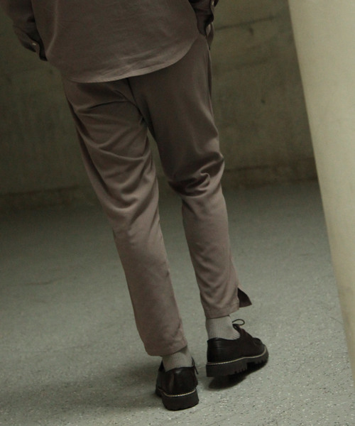 NILWAY（ニルウェイ）の「ドレープポリトロ裾スリットテーパードパンツ（その他パンツ・メンズ・ブラック/ベージュ/ブラウン/ブラック系その他/ベージュ系その他/レッド系その他/グレイッシュベージュ/アイボリー・MEDIUM/LARGE/X-LARGE）」の19枚目の写真