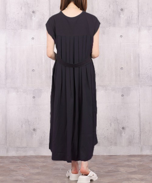 Coo+i(クーイ)の「異素材バックプリーツワンピース(ワンピース・レディース・モカ/カーキ/ブラック/ネイビー/グレー/チャコールグレー×ブラック/ベージュ/チャコールグレー/グレー系その他・FREE)」の9枚目の写真