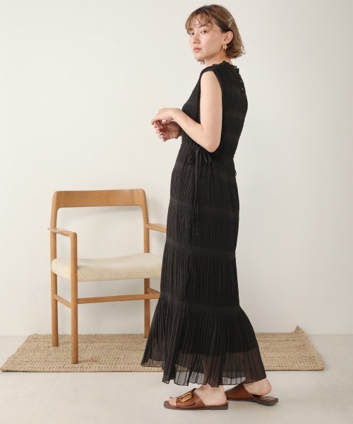 Bab(バブ)の「【WEB限定】しわプリーツノースリーブワンピース(ワンピース・レディース・チャコールグレー/カーキ/ピンク・38)」の11枚目の写真