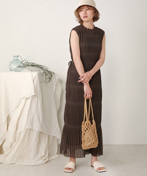 Bab(バブ)の「【WEB限定】しわプリーツノースリーブワンピース(ワンピース・レディース・チャコールグレー/カーキ/ピンク・38)」の13枚目の写真