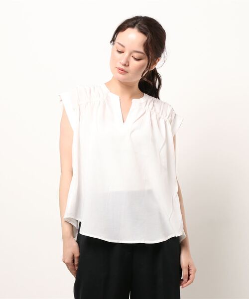 e.r.g*（イーアールジー）の「シャーリングスキッパーブラウス（シャツ/ブラウス・レディース・オフホワイト/ベージュ/ブラック・M）」の2枚目の写真