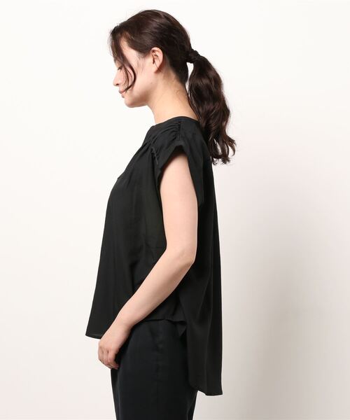 e.r.g*（イーアールジー）の「シャーリングスキッパーブラウス（シャツ/ブラウス・レディース・オフホワイト/ベージュ/ブラック・M）」の4枚目の写真