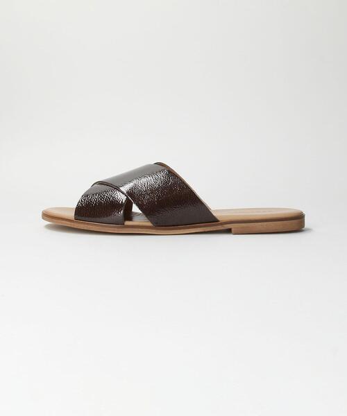 BE CALLEJON（ビーカジェホン）の「＜BE CALLEJON＞レザーエナメル クロススライダーサンダル（サンダル・レディース・ダークブラウン/オフホワイト・38/39/36/37）」の3枚目の写真