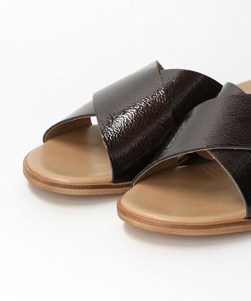 BE CALLEJON（ビーカジェホン）の「＜BE CALLEJON＞レザーエナメル クロススライダーサンダル（サンダル・レディース・ダークブラウン/オフホワイト・38/39/36/37）」の6枚目の写真