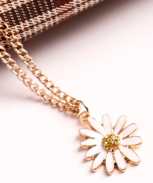 FUNALIVE（ファンアライブ）の「JON フラワーチャームネックレス　スマイル　クローバー　韓国製（ネックレス・メンズ・E/M/F/B/J/C/K/H/D/L/G/A/I/T/S/O/W/N/V/Q/R/U/P・FREE）」の3枚目の写真