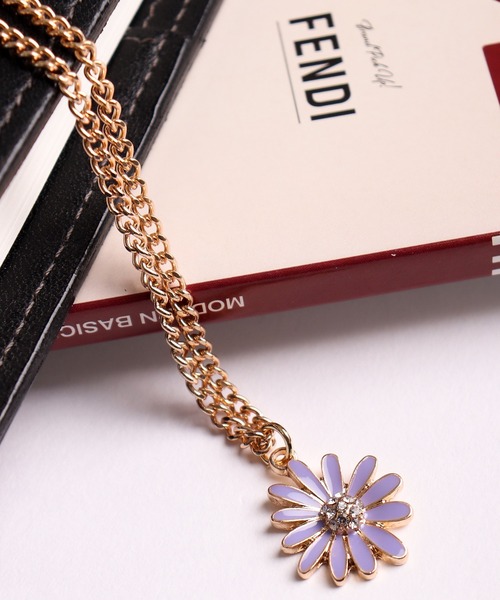 FUNALIVE（ファンアライブ）の「JON フラワーチャームネックレス　スマイル　クローバー　韓国製（ネックレス・メンズ・E/M/F/B/J/C/K/H/D/L/G/A/I/T/S/O/W/N/V/Q/R/U/P・FREE）」の4枚目の写真