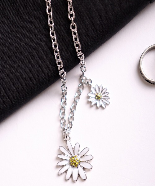 FUNALIVE（ファンアライブ）の「JON フラワーチャームネックレス　スマイル　クローバー　韓国製（ネックレス・メンズ・E/M/F/B/J/C/K/H/D/L/G/A/I/T/S/O/W/N/V/Q/R/U/P・FREE）」の5枚目の写真